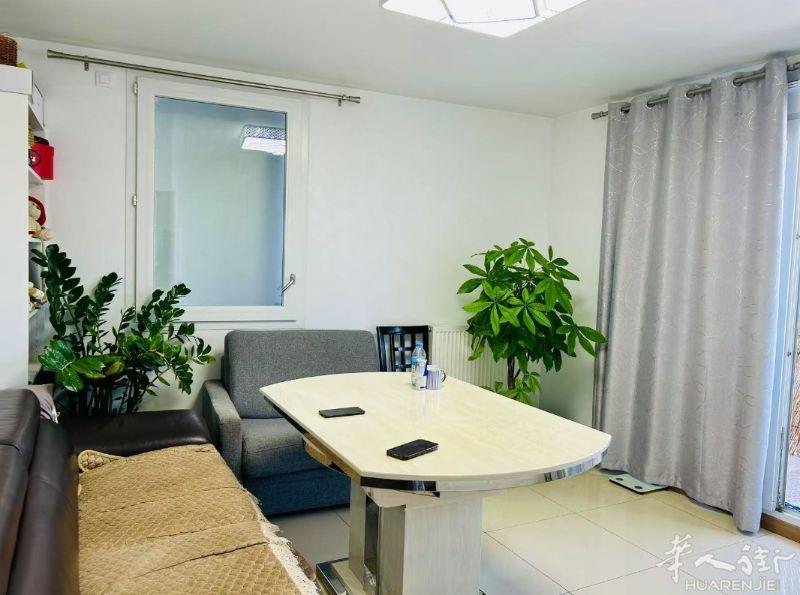 92 Asnières sur Seine 地铁13号线上有三房一厅吉屋出租，带家具，面积73平米，环境好，交通方便，有T1,4条线公交车和13号线地铁就在楼下，楼下还有超市，去St -lazare 20 分钟就到，有意着请联系我，0613574032 谢谢