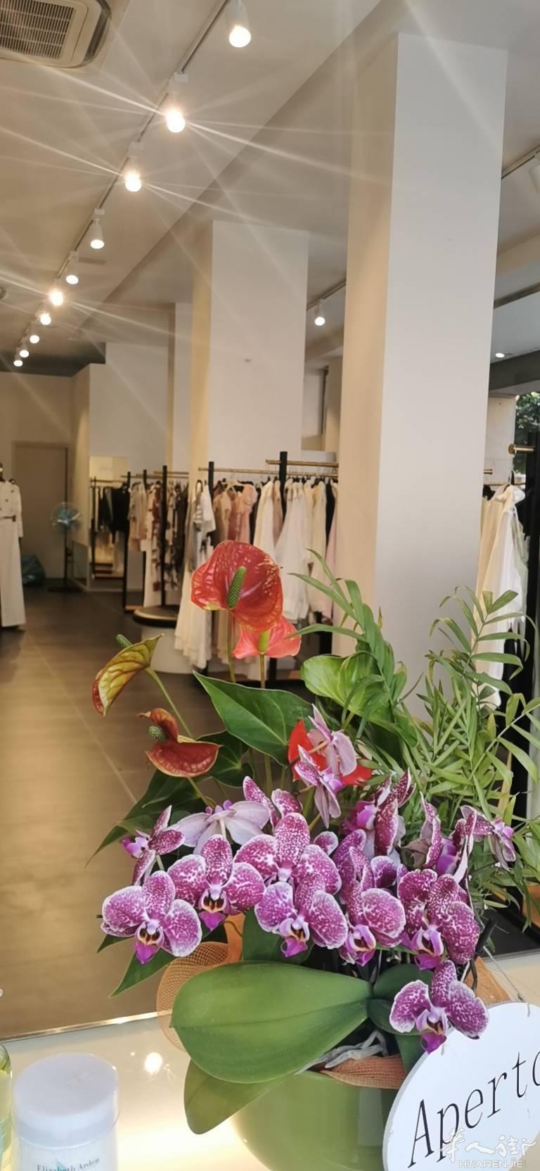 Padova招服装店女店员一名，工作轻松
联系：3
