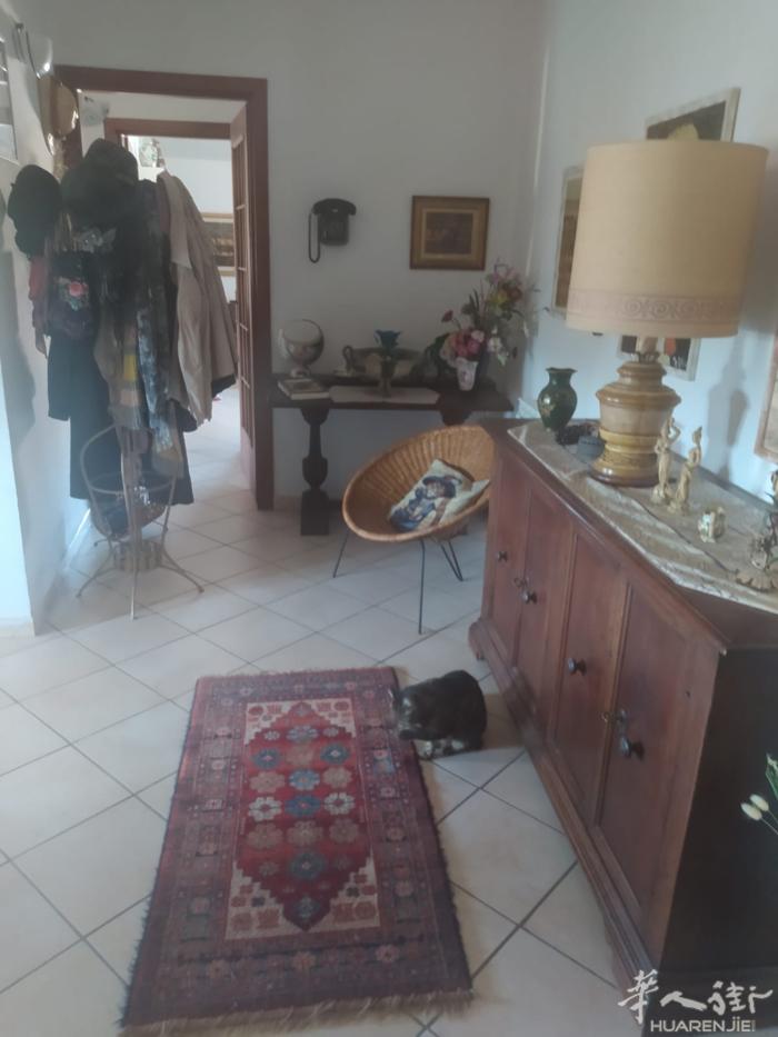 近中国街有2房一厅带厨房的套房，要求是一家人，房租900欧包物业和水费。有需要的