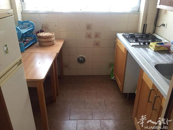Cinisello 市中心，二房一厅，五楼电梯，朝向东南通透双阳台，环境舒适，冬