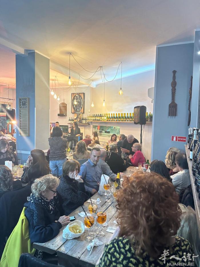Asti 市中心生意很好酒吧转让 Caffe Carducci via Card