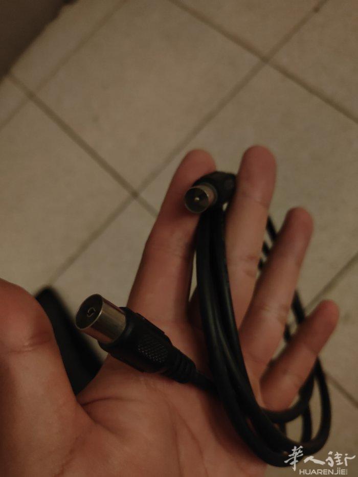 出一个22寸 lg 显示器，除了电源线只有一条图一的线，需自行购买 hdmi 线