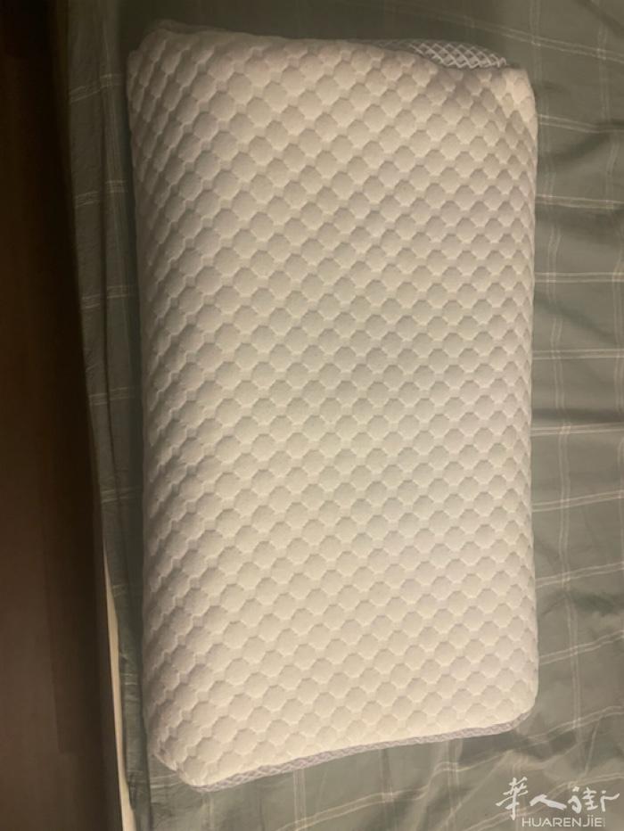 一个乳胶枕一个荞麦枕，20一个，有需要可以联系。9成新