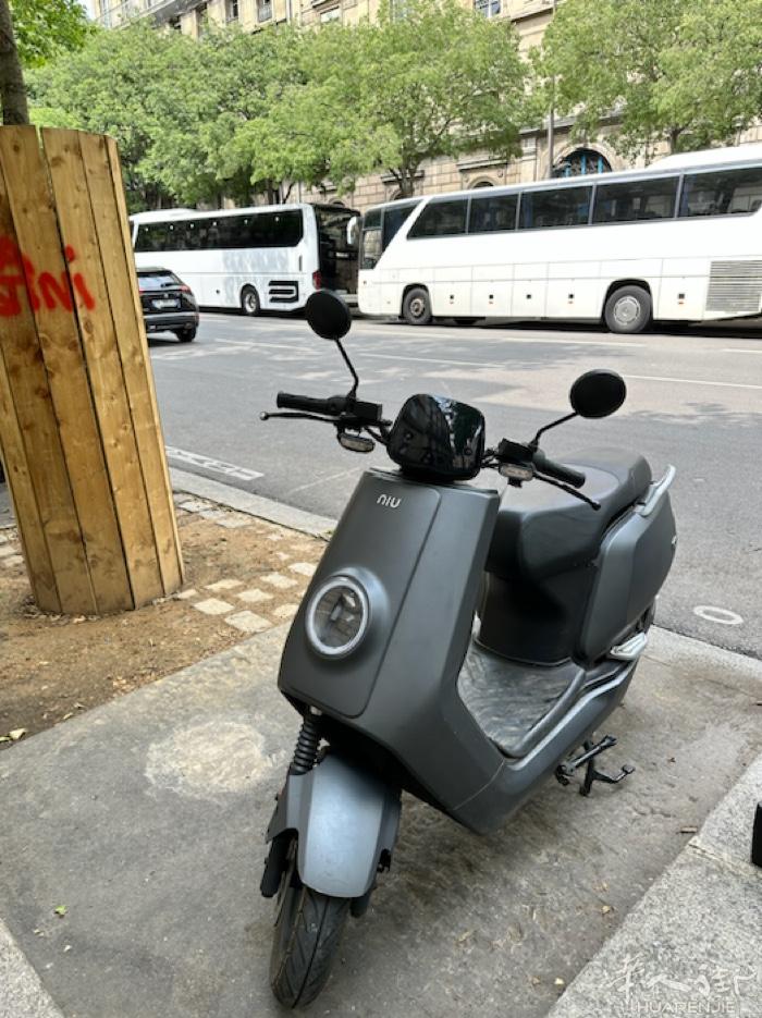 出售小牛电动家用摩托车50cc无需驾照，三天充一次电，无磕碰，1万公里。
