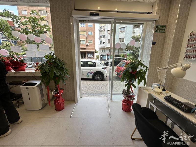 马德里市中心美甲店转让 1.2w 位置好主街， 旁