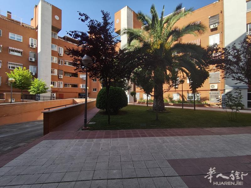 Vallecas 100平米四室二卫出售,2个车位,2楼电梯