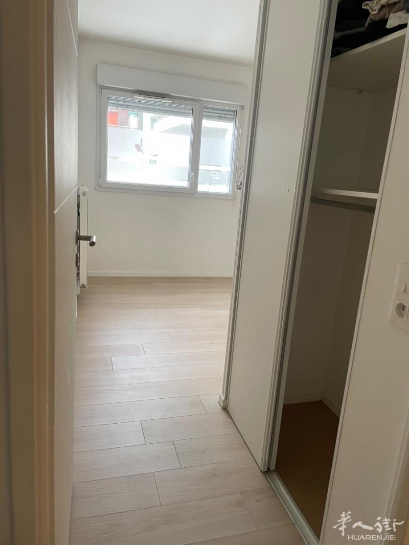 94靠近13区有一房间出租，T9 两站到13区Porte de Choisy. 家里人少，安静！中央供暖。要求：干净整洁，工作稳定。谢谢！