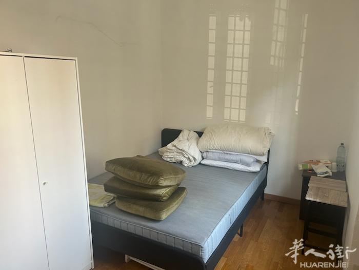 罗马A线colli albani 有一个房间搭铺，离地铁站走路七八分钟，长租五百
