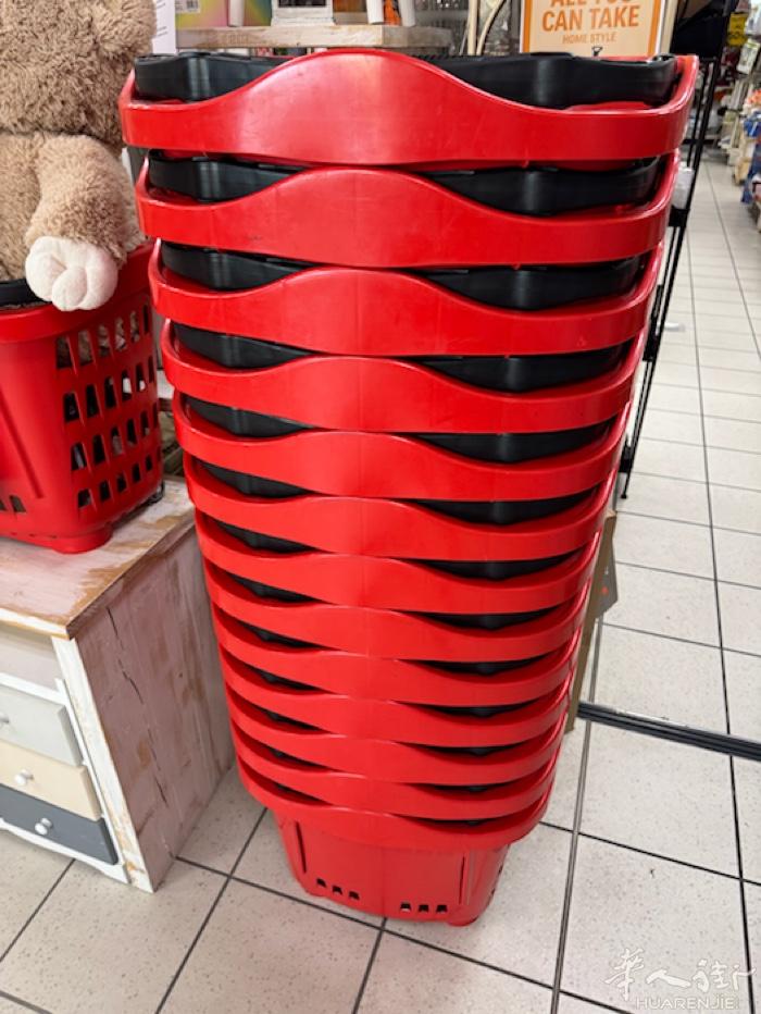 米兰边百货店合同到期Cassa、货架木质桌子各种架子全部处理有需要的老板请联系