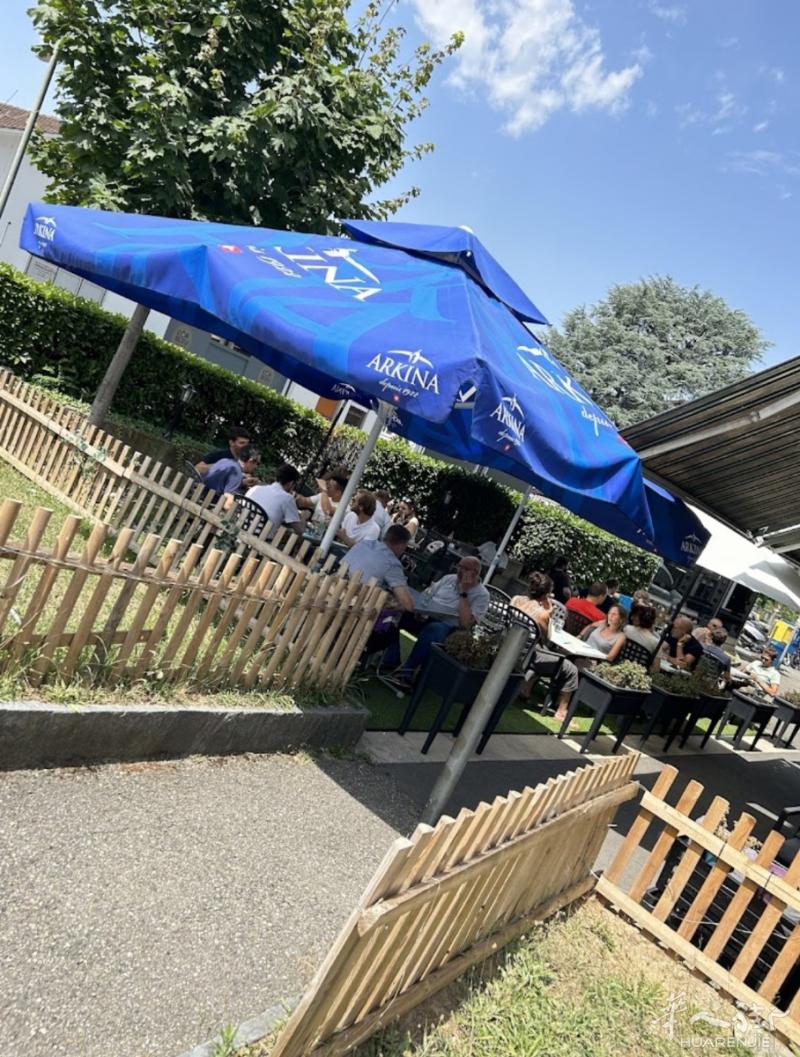 【洛桑附近🏠Renens 餐厅转让】因个人发展，现诚意转让位于Renens的餐厅。📍 位置好：门口就是公交站，交通方便。👥 客源稳：周边有几十家公司和学校，常客多，生意稳定。💡 好经营：房租2400，适合夫妻店或家庭经营，压力小。🍽️ 空间大：室内约40座，带露台，可容纳30–40人。🚗 停车方便：门口多个停车位。📞 有意者联系：微信：366403026电话：0779990408非诚勿扰，谢谢！