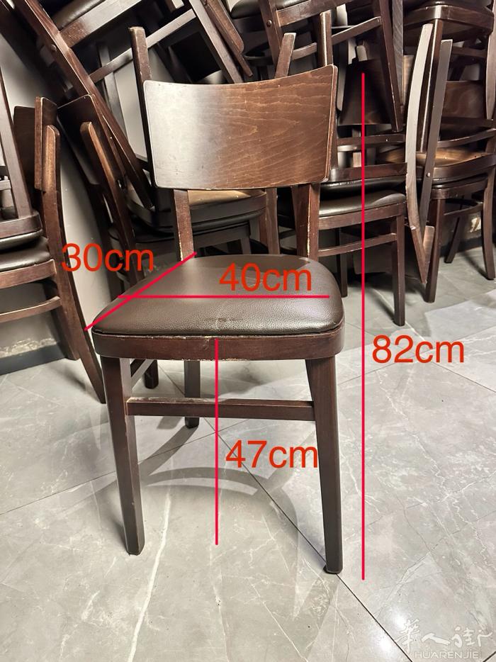🪑【米兰二手实木餐椅出售】 ✅ 状态良好，九成新（90%新） ✅ 原价 €49