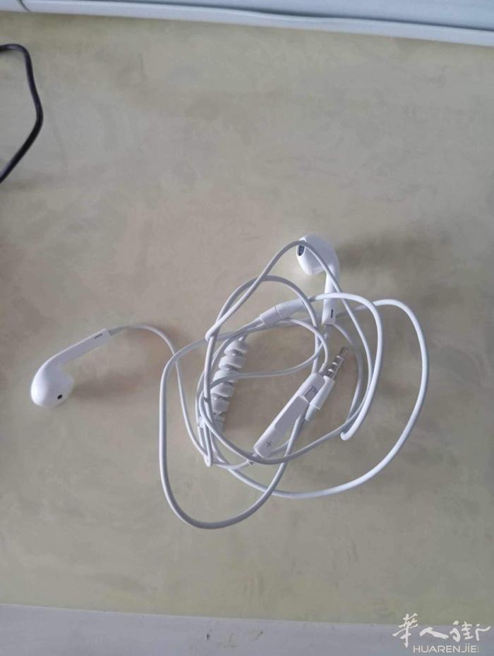 iPhone 耳机 €20 冲电线新的 €25 电脑视频€25
