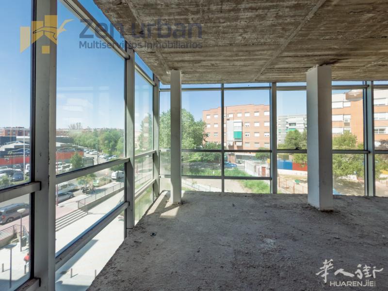 13万！Parla 148平办公室，可申请改为单身公寓！位置非常好！就在家乐福购物中心那！