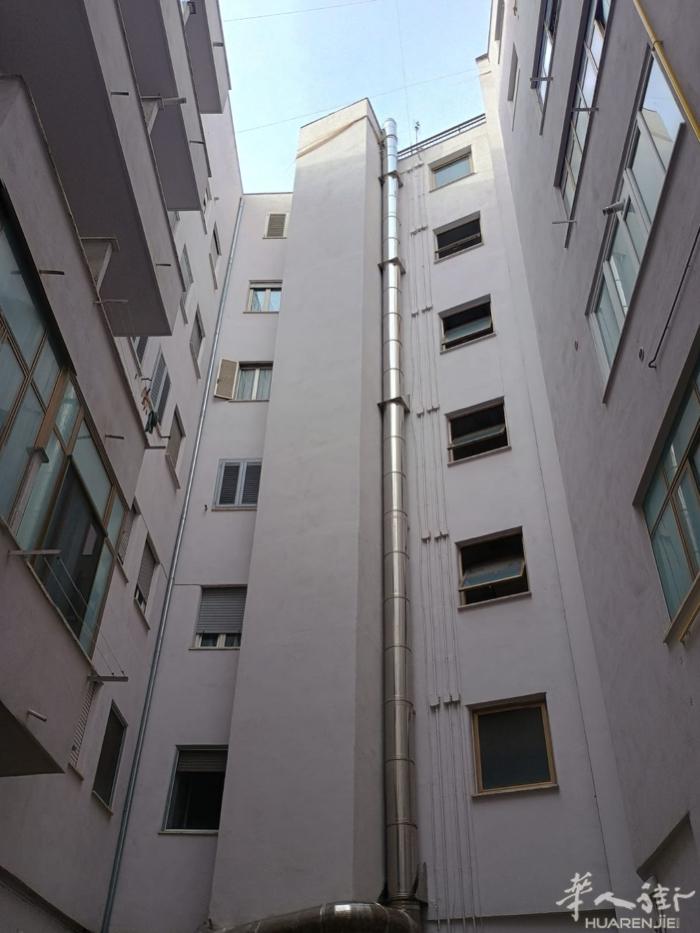 eur区 店面便宜出售 有大烟囱，可做打包店，餐饮，目前是酒吧，主街道 人流量大