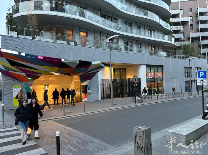 小巴黎17区地铁口新装修餐厅转让，位于巴黎17区商业中心，对面商业中心，家乐福，