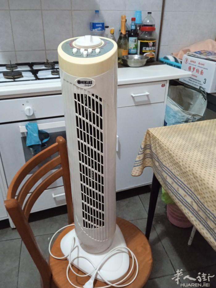立式风扇一个质量上乘原价35€现10€拿走，米兰方便可送达请连系。