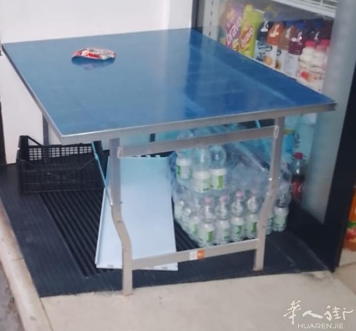 出售买散桌子几乎全新 还是用两个月一共四张 两张是150ⅹ80x60 另外两张是
