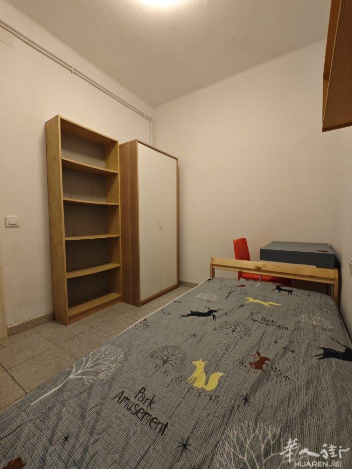 巴塞罗那租房 巴塞罗那扩展区房东直租短租特价350欧，一个有窗户天井 房间朝内安