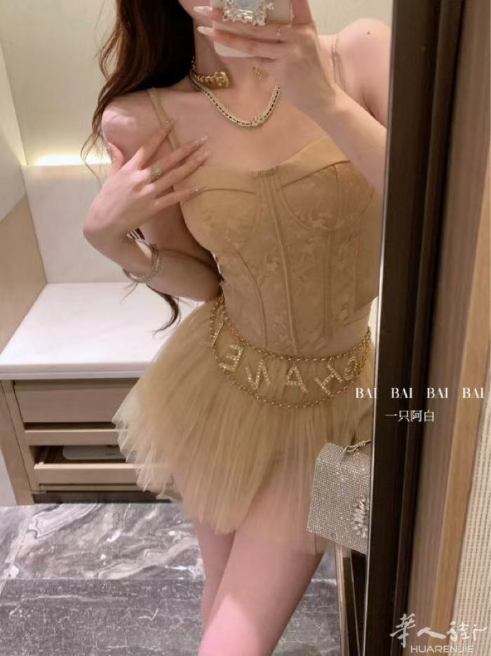 Prato 新开设计师款女装店 地址：Via Pistoiese 297/B （