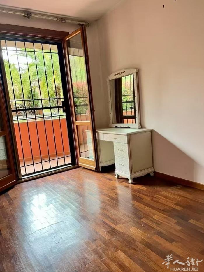 POGGIO A CAIANO连排别墅🏠出售：面积170平方米，三房二厅+大阁