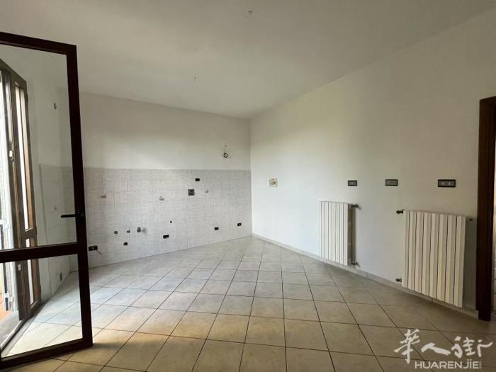 Tavola落地房出售三室一厅两卫带后花园房子2000年翻新过屋顶厕所厨房售价2