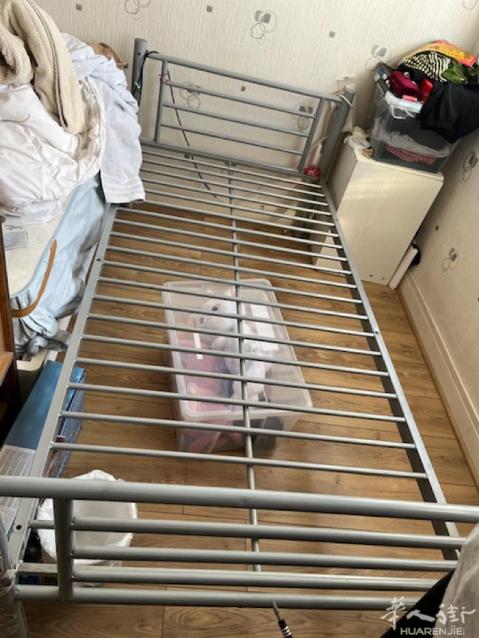床垫100欧，加铁床共120，自取。电话：0762356382
