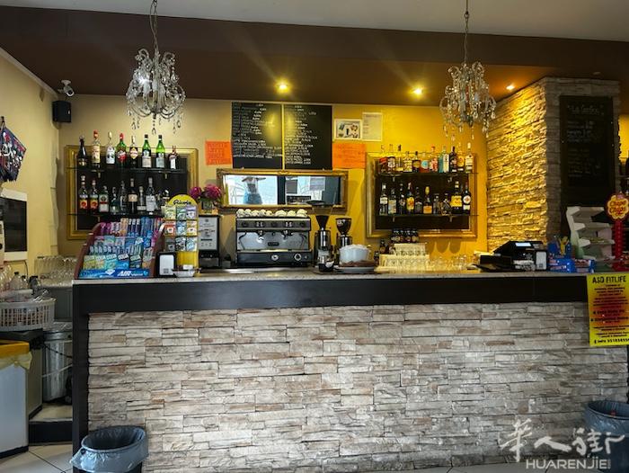 ferrara边小城市酒吧出售，地理位置好，在正piazza，停车位多、房租便宜