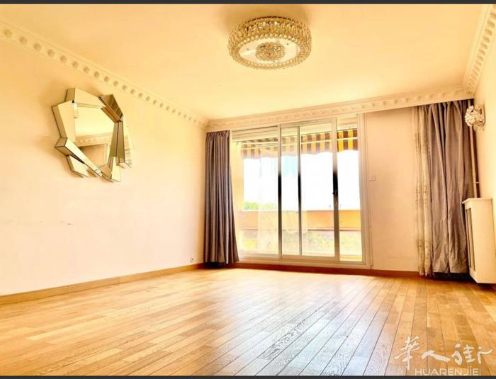 94区Maisons alfort .8号线地铁.走路3分钟.3房一厅出售.一个