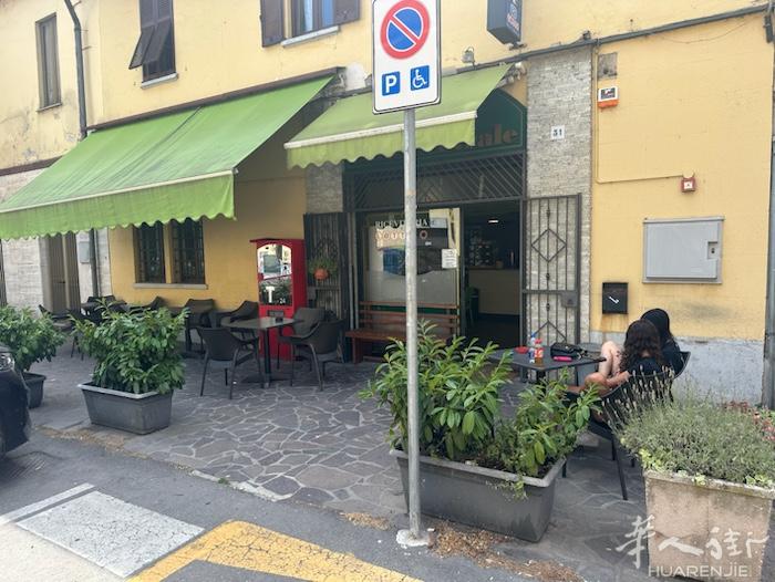 米兰边烟草店带酒吧老虎机位与城镇中心四通八达，有1万人口 Tabacchi有2个