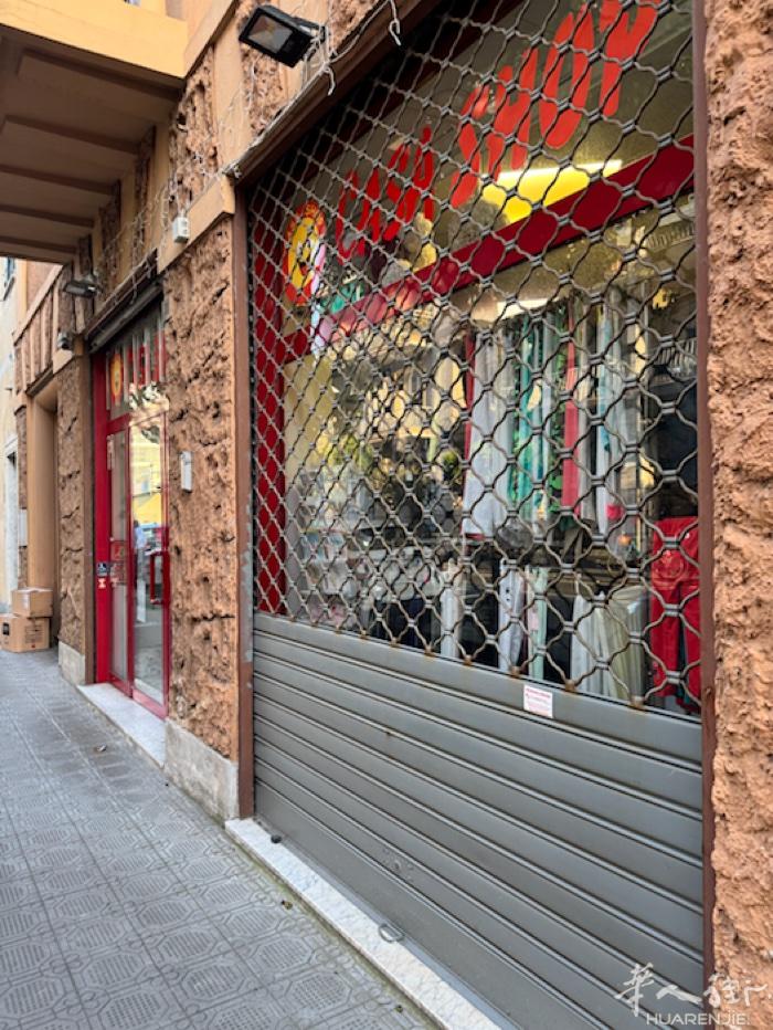 genova 附近Chiavari corso de Michiel近火车站 店
