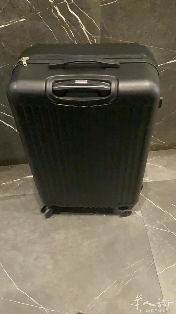 出四个30寸行李箱，机场用过一次，全新…轻便容量大，万向轮超灵活…一个28欧，两