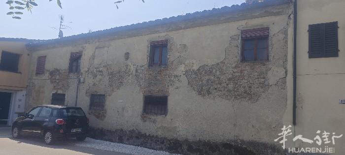 出售落地房： 位于Pistoia 的郊区，360平方米的老房子需全面翻新，没露天