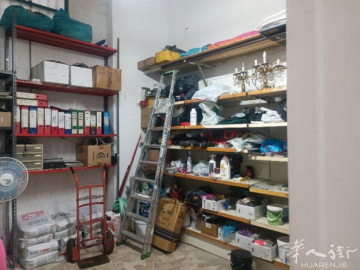 出售或转让店面 100+ 平方 交通方便离地铁公交近 周围遍布学校，住宅区 有意