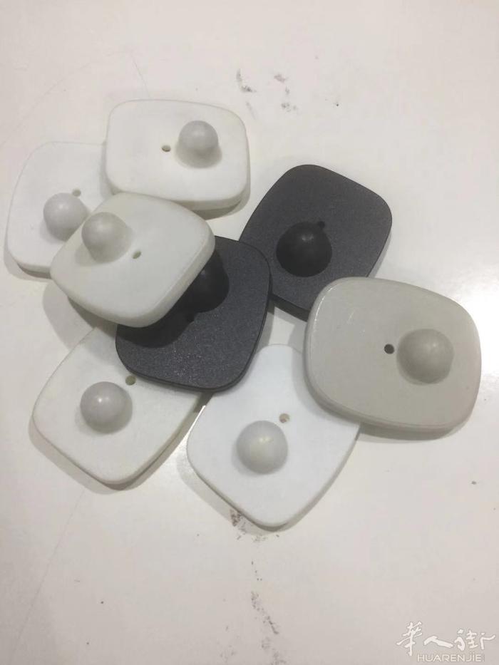 服装设备转让  有防盗扣 防盗钉 衣服架 男女半身模特 有谁需要联系电话  33