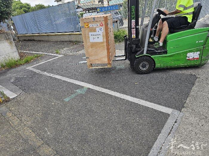 出一台碎冰机 全新封包装 一天产量150kg 储存60kg 支持欧盟标准