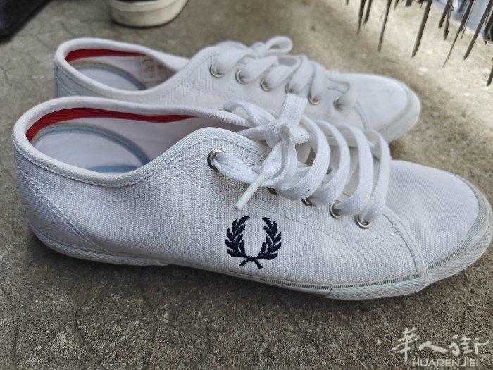 fred perry,小白鞋，几乎全新。就穿过1-2次。买小了41.5码