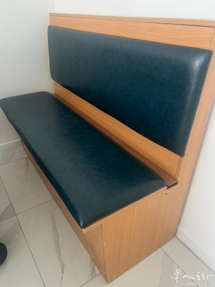 本店有八張，帶儲物箱沙发，1米40长，￼买来500 €，現150，有需要的請电，