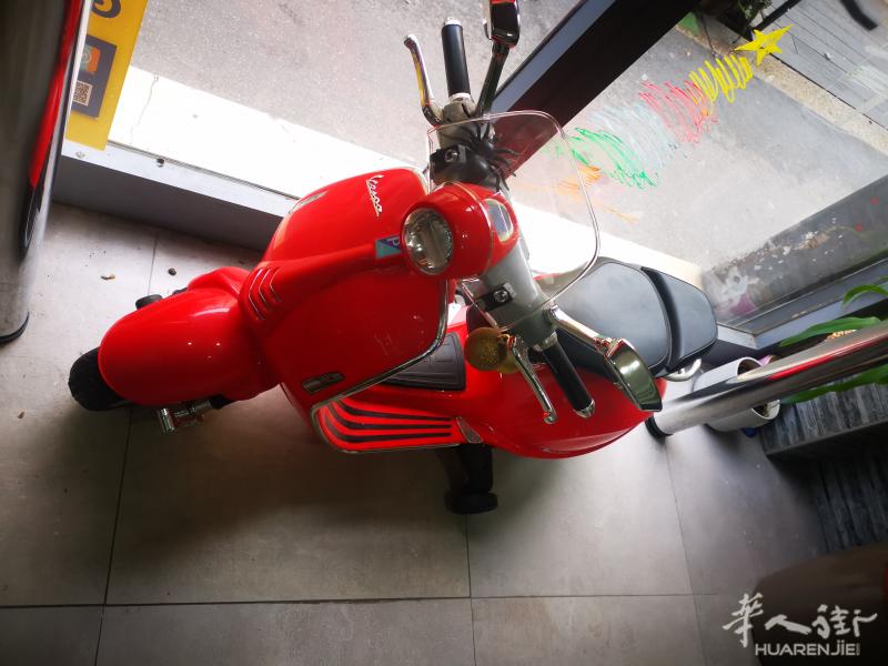 米兰出二手9成新儿童大红电动摩托车vespa