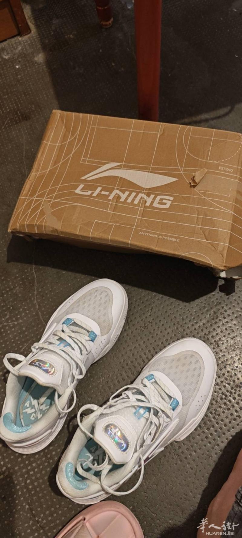 给我弟弟买的，弟弟的脚长长了穿不下，小了。李宁新款