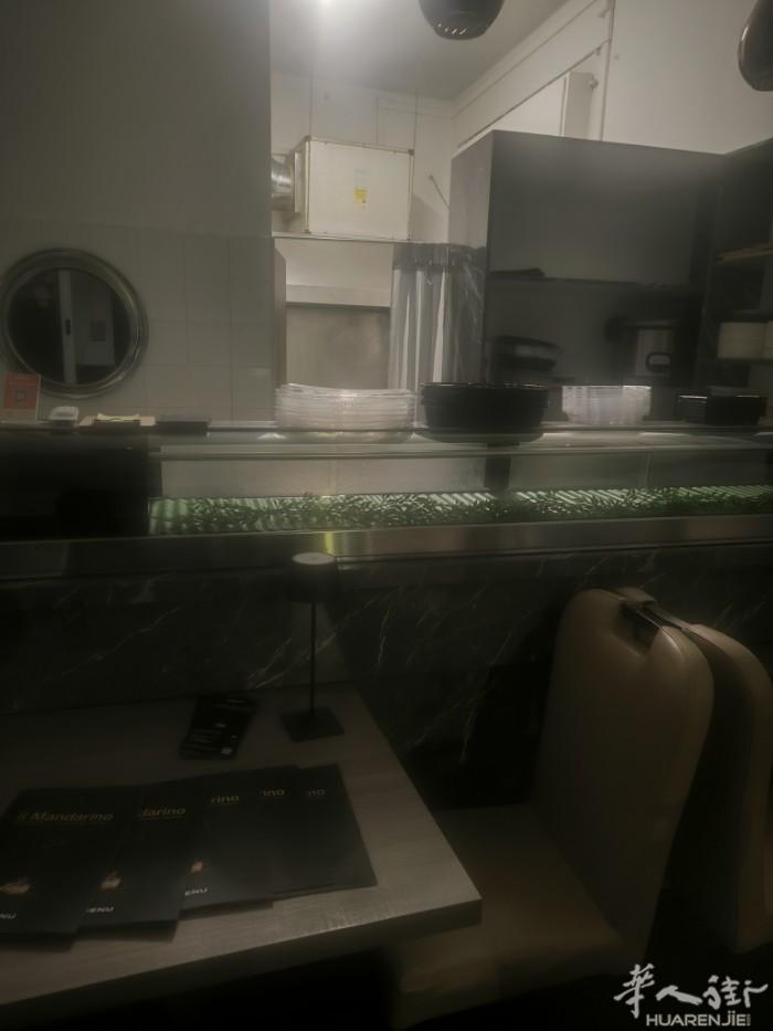 餐馆打包店直接房东带设备出租，一个月800，bologna旁边，有兴趣加微信ch