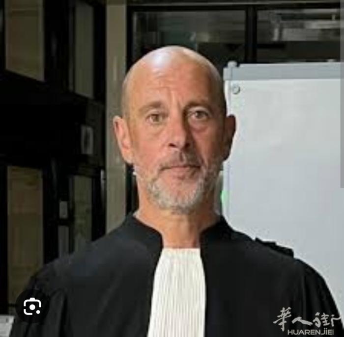 Eric NAJSZTAT 是巴黎的执业刑事律师，从业33年，待人热情周到。 有