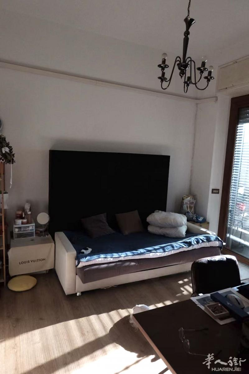 米兰一室一厅位置：viale molise交通：楼