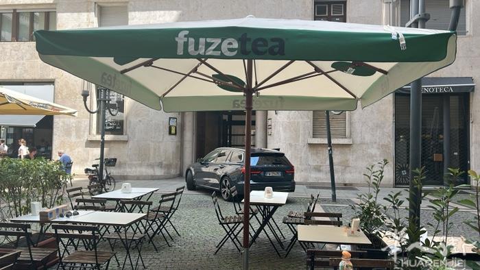 室外酒吧伞70€连底座，联系电话3208853218