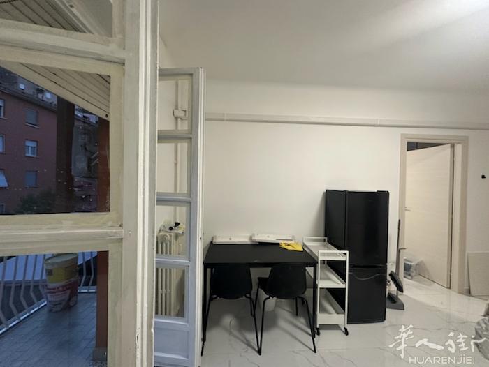 即刻起租，红线Sesto rondo地铁口全新一室一厅配有全新家用电器。有空调，