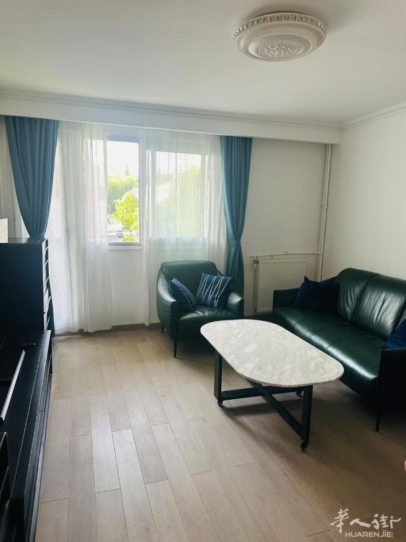 93区 9号线 Montreuil 出租 全新装修 3房一厅+ 2个淋浴间和一个独立卫生间，厨房和次卧有阳台。步行3分钟到地铁站 Robespierre。房子阳光好，地理位置佳，交通方便。