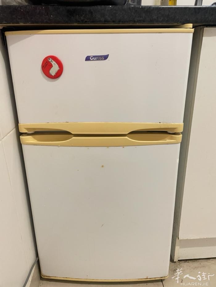 低价出售小冰箱80欧一个，冷藏加冷冻，好用