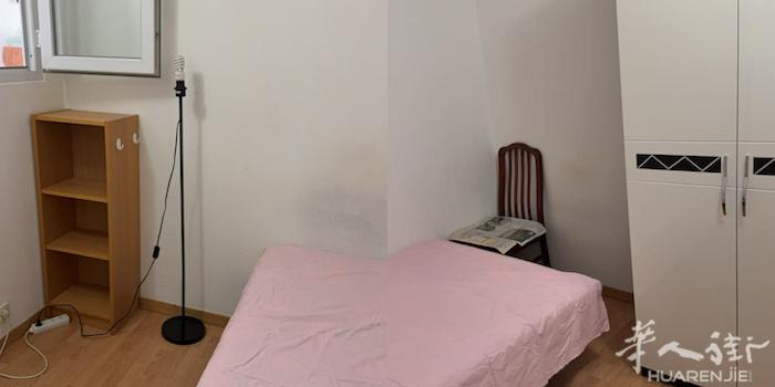 bobigny两个独立房间搭铺，小房间300，大一点房间400，家具家电齐全，拎