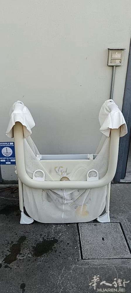 卖小孩婴儿床，55块，需要自行来取，地址在Prato Via campaccio