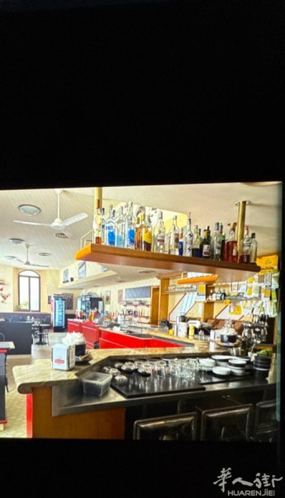 我在皮亚琴察省（特拉沃省）出售一家酒吧、冰淇淋店，内设老虎机和刮刮卡室。如需了解