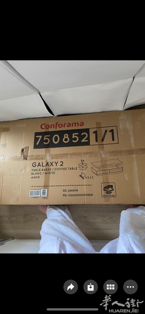 93有二手电视和电视架500 €沙发500 € 8成新还有茶几未拆封200€如有